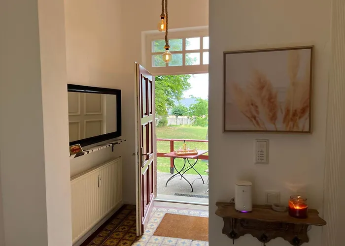 L' Extravagante Im Garten Von Schloss Appartement Schmidtheim